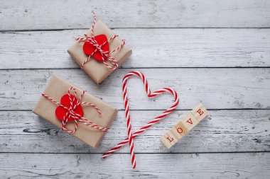 Düz zeminde romantik fotoğrafçılık vardı. Sevimli romantik tebrik kartı şablonu.