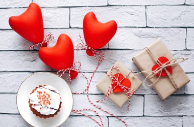 Doğum günün kutlu olsun tebrik kartı şablonu. Sevimli doğum günü arkaplanı. 