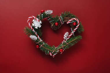 Kırmızı arka planda güzel bir Noel çelengi, üst manzara fotoğrafçılığı