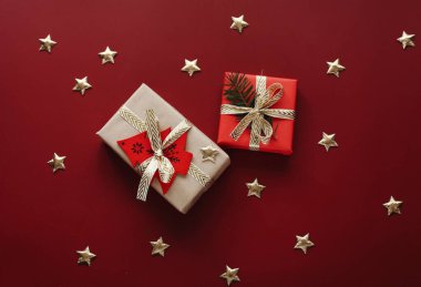 Güzel bir Noel kırmızı arka planı. Noel tebrik kartı şablonu. 