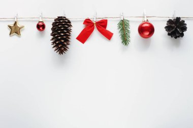 Farklı bayram sembolleriyle güzel bir Noel şablonu. Noel tebrik kartı.. 