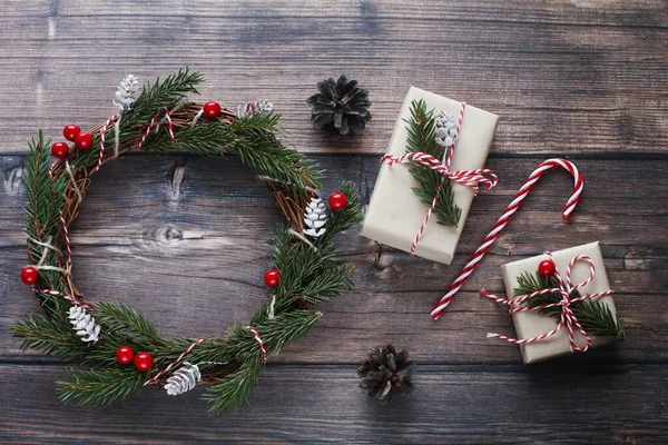 美しいクリスマスの花輪 トップビューの写真 — ストック写真