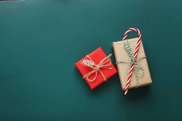 Prachtige Kerstkaart Sjabloon Met Geschenkdoos Kerstsymbolen — Stockfoto