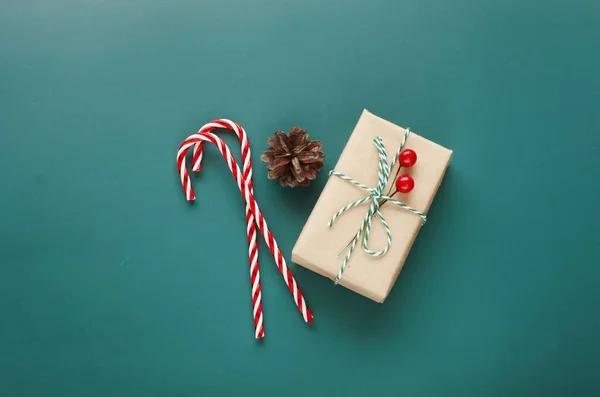 Prachtige Kerstkaart Sjabloon Met Geschenkdoos Kerstsymbolen — Stockfoto