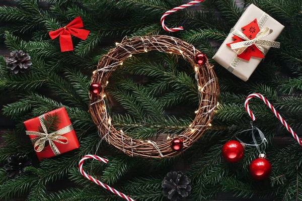Krásné Vánoční Věnec Zeleném Pozadí Horní Pohled Fotografie — Stock fotografie