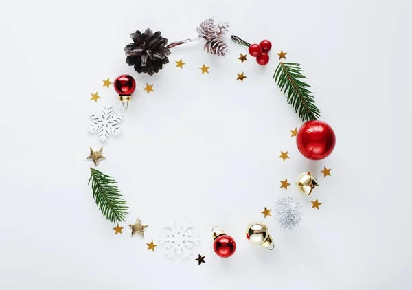 Mooie Kerstkrans Witte Achtergrond Top View Fotografie — Stockfoto