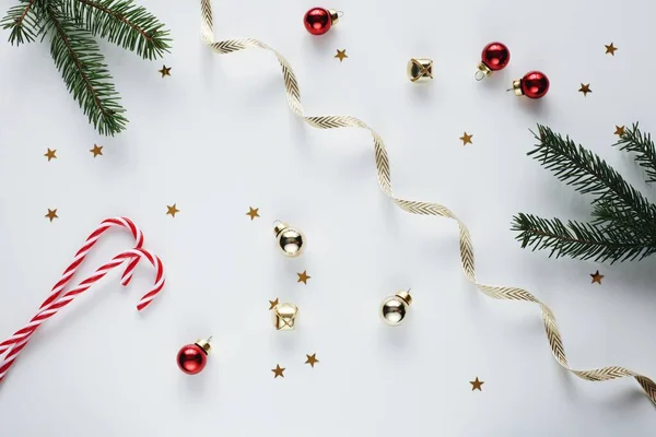 毛皮の木の枝 リボンやボールと美しいクリスマスの背景 クリスマスグリーティングカードテンプレート — ストック写真