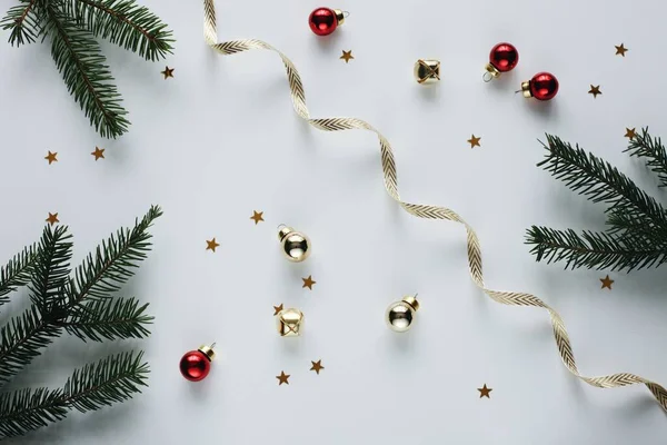 Krásné Vánoční Pozadí Kožešinovými Větvemi Stuhou Míčky Šablona Vánočního Přání — Stock fotografie