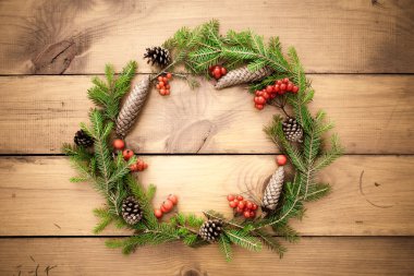 ahşap zemin üzerinde Noel çelenk