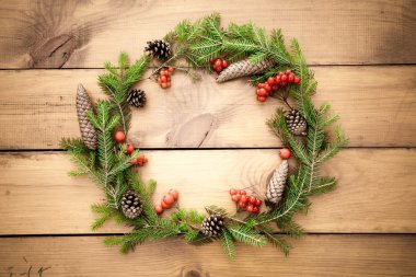 ahşap zemin üzerinde Noel çelenk