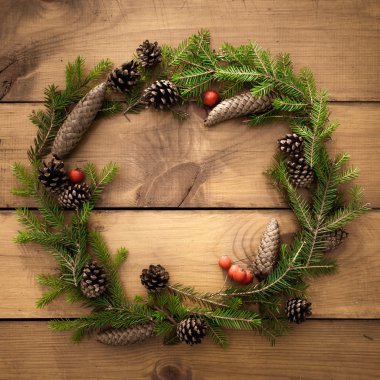 ahşap zemin üzerinde Noel çelenk