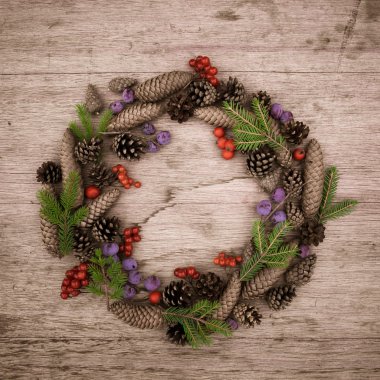 ahşap zemin üzerinde Noel çelenk
