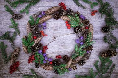 ahşap zemin üzerinde Noel çelenk