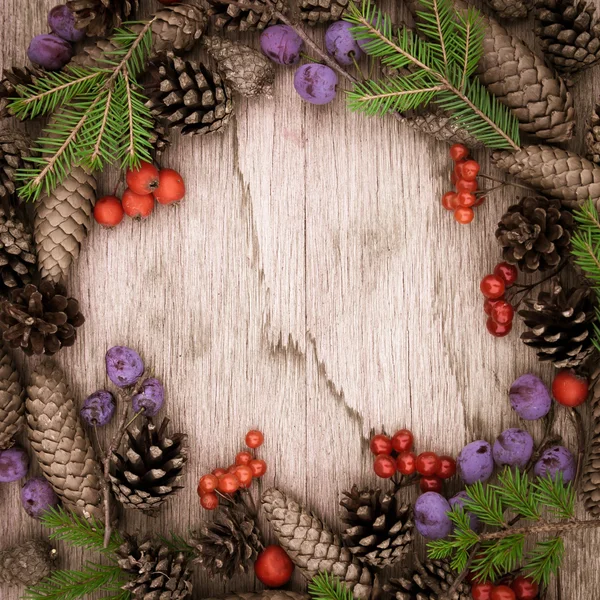 Grinalda de Natal no fundo de madeira — Fotografia de Stock