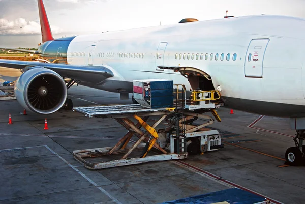 Carregamento de carga Avião — Fotografia de Stock