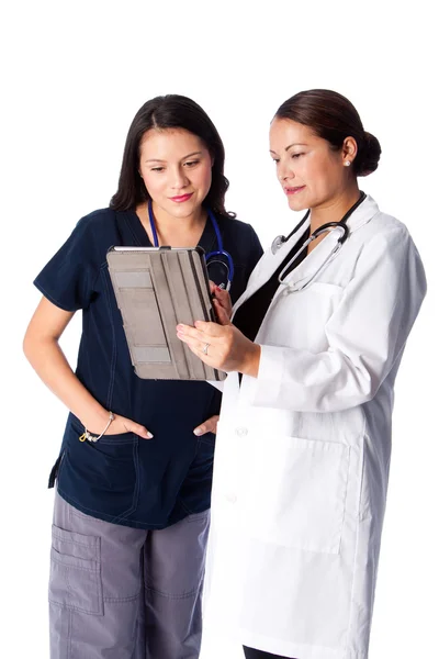Le médecin et l'infirmière discutent du dossier médical du patient — Photo
