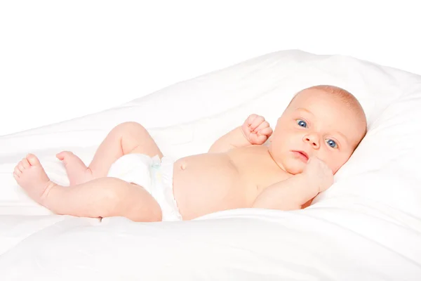 Bebê bonito que coloca no travesseiro — Fotografia de Stock