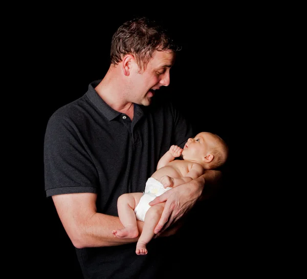 Feliz papá sosteniendo bebé — Foto de Stock