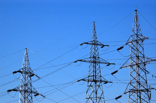 Pylons de energia de tensão — Fotografia de Stock