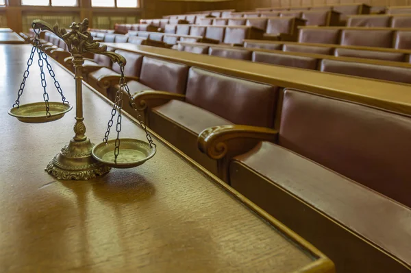 Escalas decorativas de justicia en la sala de audiencias —  Fotos de Stock