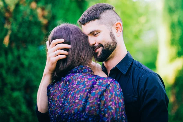 Açık havada aşık genç bir çift