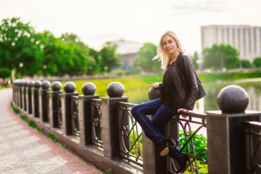 Bunca ceket ile güzel sarışın