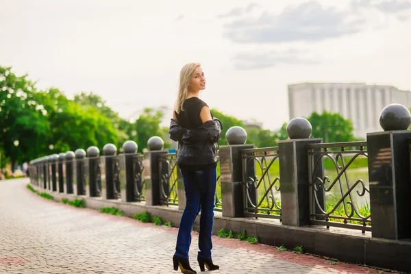 Hermosa rubia con chaqueta desabotonada — Foto de Stock