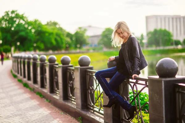 Красивая блондинка с расстегнутой курткой — стоковое фото