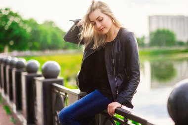 Bunca ceket ile güzel sarışın