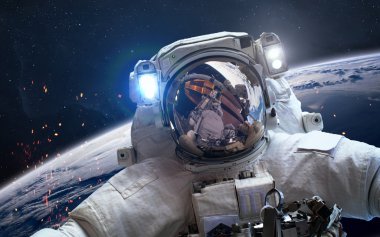 Astronot uzayda. Uzay yürüyüşü. Nasa tarafından döşenmiş bu görüntü unsurları