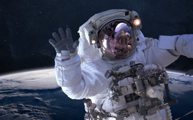Astronot uzayda. Uzay yürüyüşü. Nasa tarafından döşenmiş bu görüntü unsurları