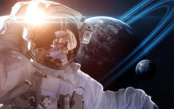 Astronot uzayda. Uzay yürüyüşü. Nasa tarafından döşenmiş bu görüntü unsurları