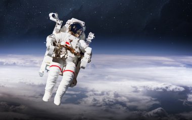 Astronot uzayda. Uzay yürüyüşü. Nasa tarafından döşenmiş bu görüntü unsurları
