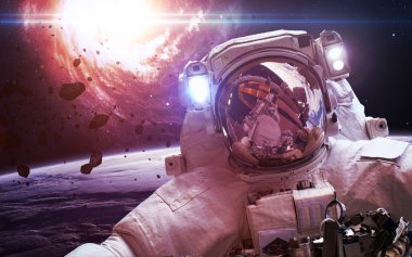 Astronot uzayda. Uzay yürüyüşü. Nasa tarafından döşenmiş bu görüntü unsurları