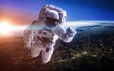 Astronot uzayda. Uzay yürüyüşü. Nasa tarafından döşenmiş bu görüntü unsurları