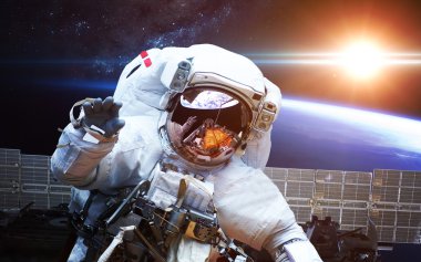 Astronot uzayda. Uzay yürüyüşü. Nasa tarafından döşenmiş bu görüntü unsurları