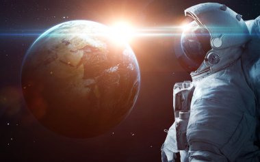 Astronot uzayda. Uzay yürüyüşü. Nasa tarafından döşenmiş bu görüntü unsurları