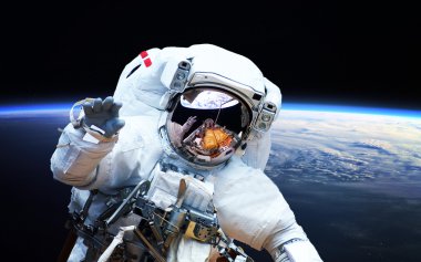 Astronot uzayda. Uzay yürüyüşü. Nasa tarafından döşenmiş bu görüntü unsurları