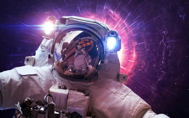 Astronot uzayda. Uzay yürüyüşü. Nasa tarafından döşenmiş bu görüntü unsurları
