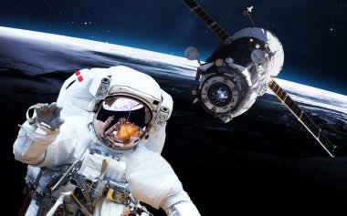 Astronot uzayda. Uzay yürüyüşü. Nasa tarafından döşenmiş bu görüntü unsurları