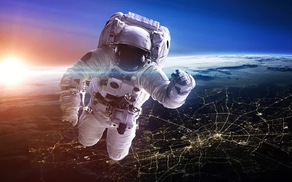 Astronaut in de ruimte. Ruimtewandeling. Elementen van deze afbeelding ingericht door Nasa — Stockfoto