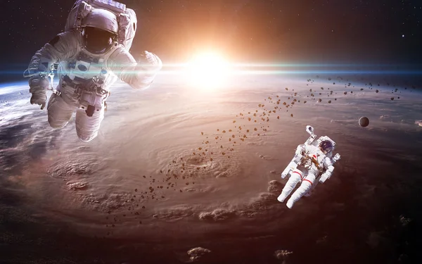 Astronot uzayda. Uzay yürüyüşü. Nasa tarafından döşenmiş bu görüntü unsurları