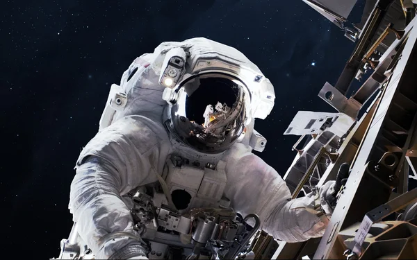 Astronot uzayda. Uzay yürüyüşü. Nasa tarafından döşenmiş bu görüntü unsurları