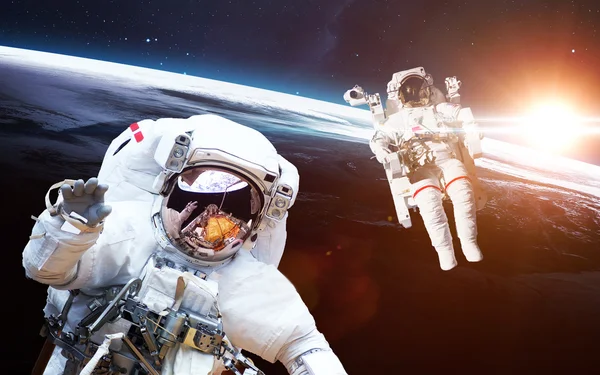 Astronauta en el espacio exterior. Caminata espacial. Elementos de esta imagen proporcionados por la NASA —  Fotos de Stock