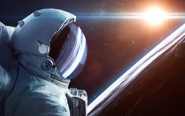 Astronaut in de ruimte. Ruimtewandeling. Elementen van deze afbeelding ingericht door Nasa — Stockfoto