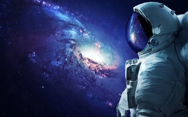Astronot uzayda. Uzay yürüyüşü. Nasa tarafından döşenmiş bu görüntü unsurları