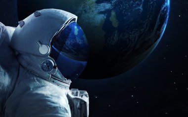 Astronot uzayda. Uzay yürüyüşü. Nasa tarafından döşenmiş bu görüntü unsurları