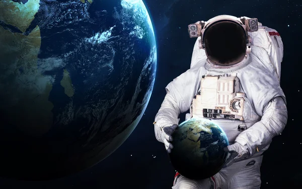 Astronauta no espaço. Caminhada espacial. Elementos desta imagem fornecidos pela NASA — Fotografia de Stock