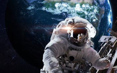 Astronot uzayda. Uzay yürüyüşü. Nasa tarafından döşenmiş bu görüntü unsurları