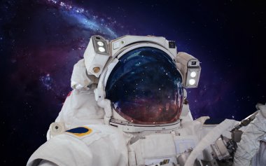 Astronot uzayda. Uzay yürüyüşü. Nasa tarafından döşenmiş bu görüntü unsurları
